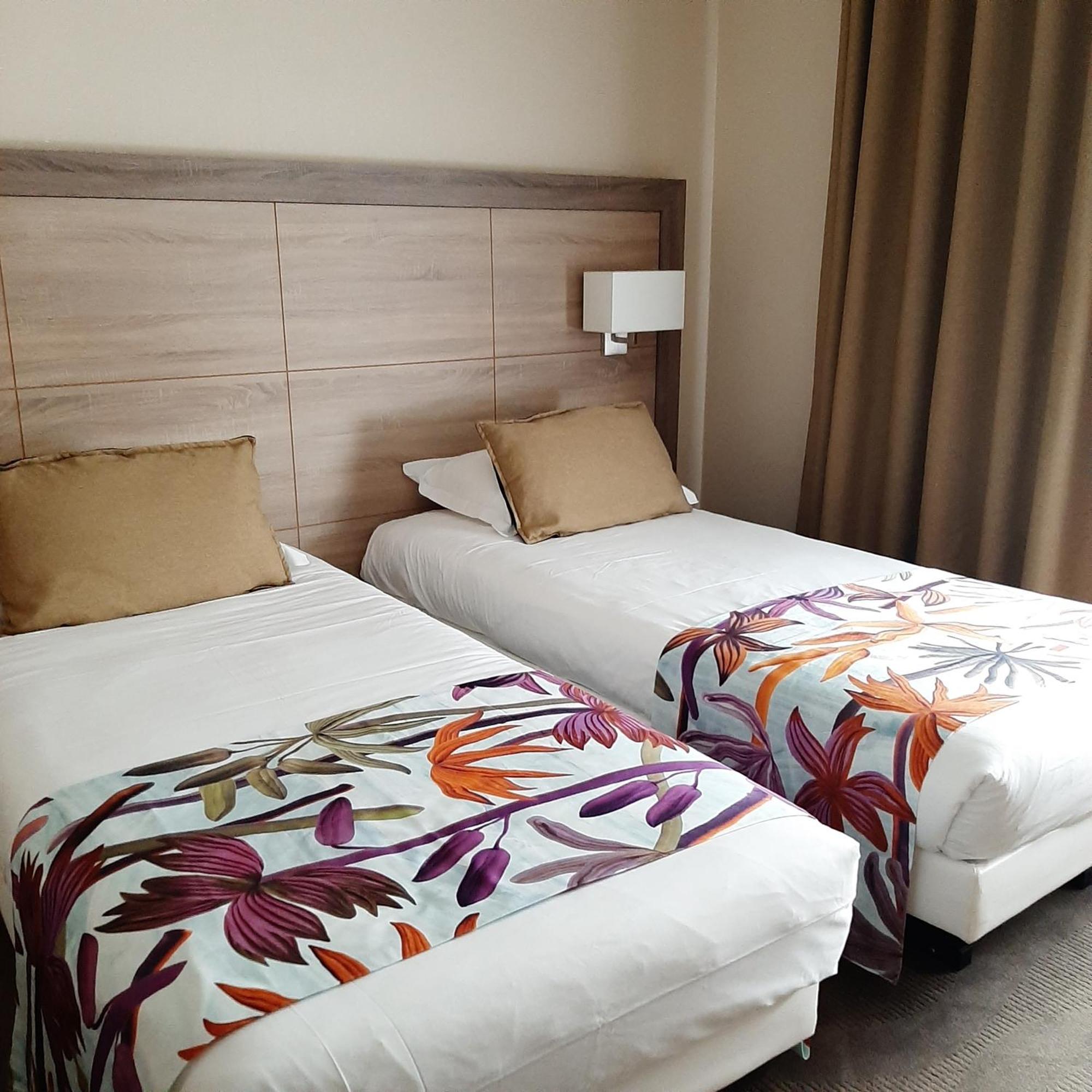 Logis Hotel Relais Saint Jacques - Chateauroux Déols エクステリア 写真
