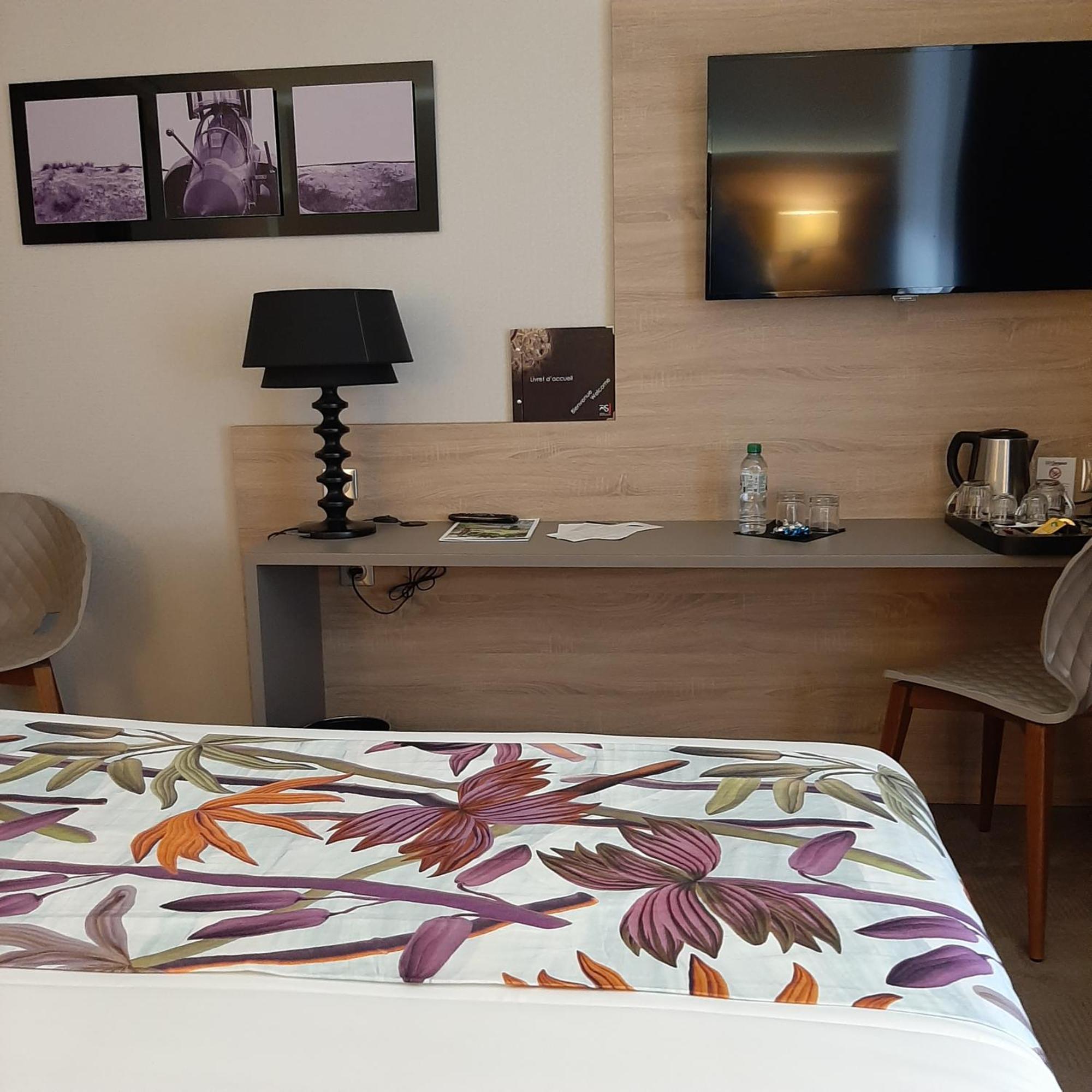 Logis Hotel Relais Saint Jacques - Chateauroux Déols エクステリア 写真
